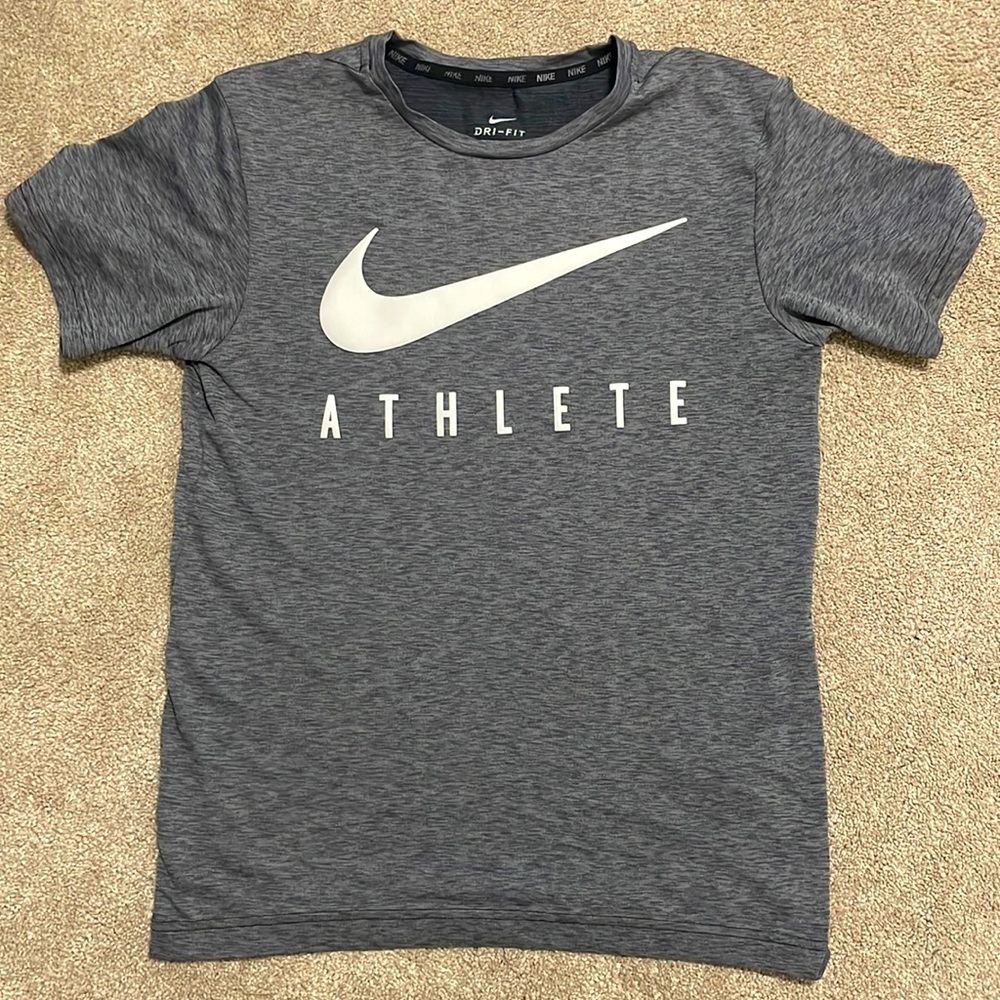 NIKE BOYS ATHLETE DRI-FIT GREY T-SHIRT